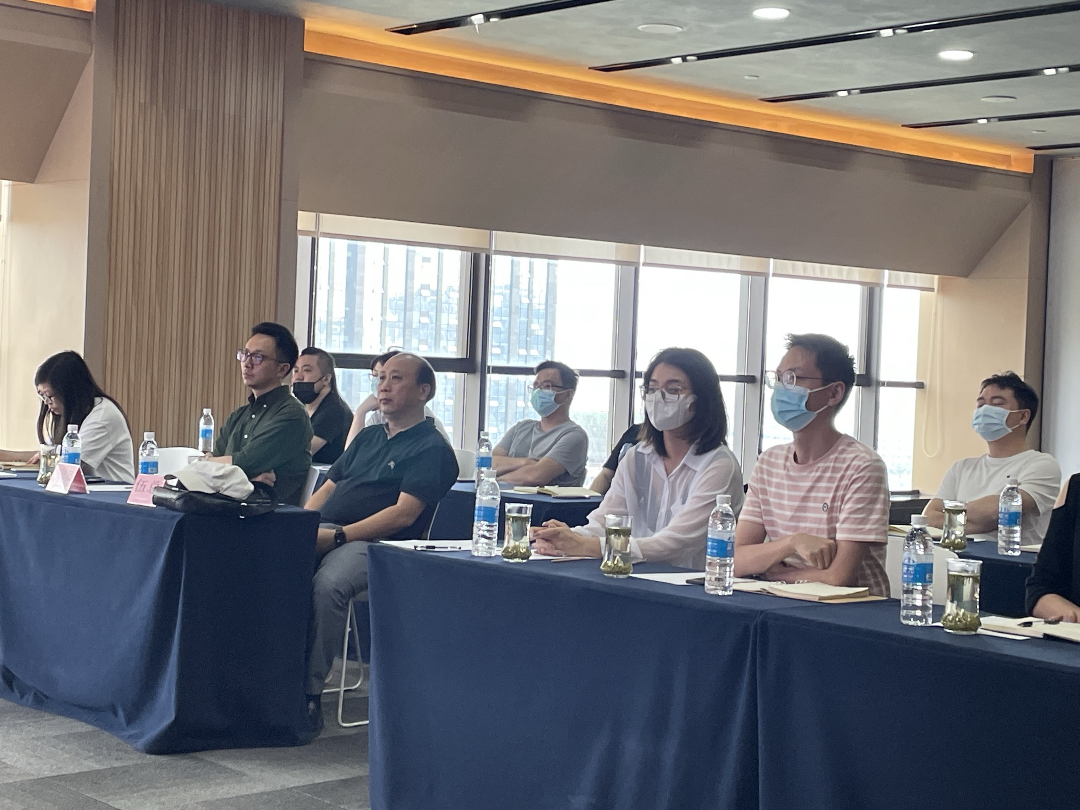 参训人员围绕案例和合规要求进行学习。