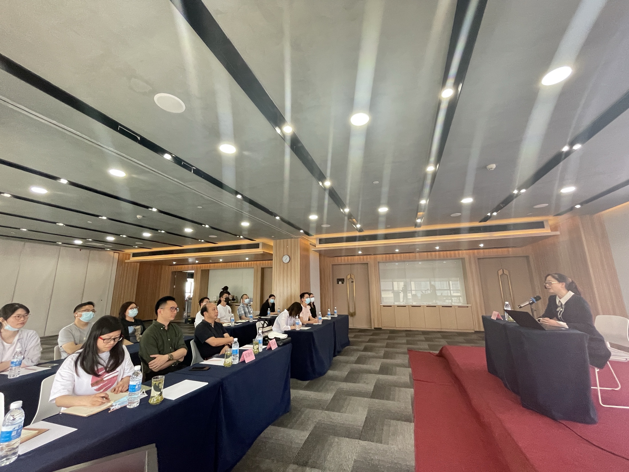参训人员围绕案例和合规要求进行学习。