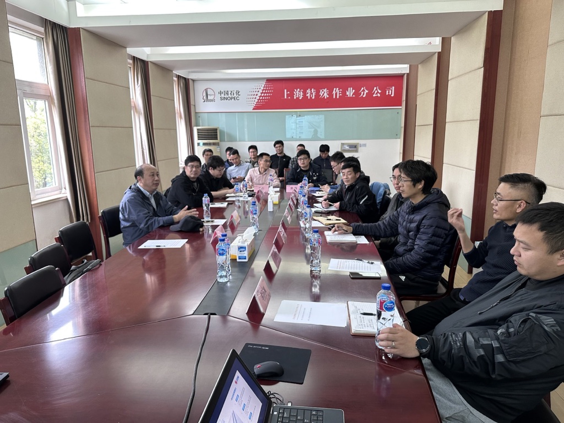 技术交流现场围绕设备能力和应用场景展开。