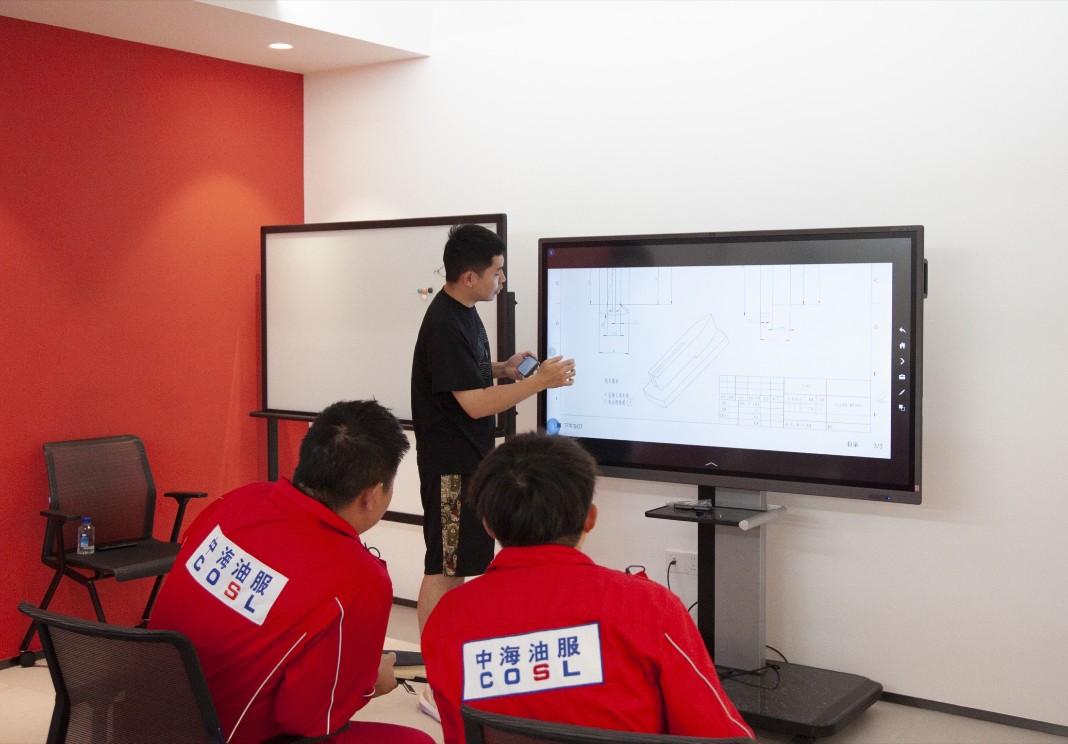 培训现场围绕设备结构和操作流程展开。