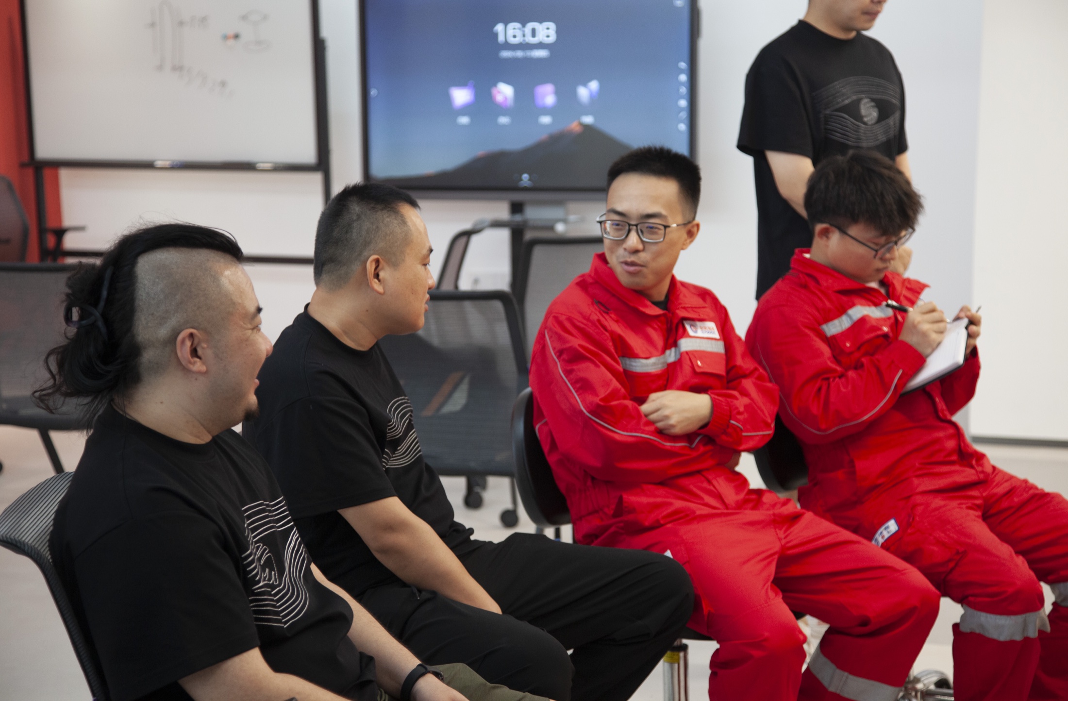 客户团队进行地面系统和软件界面学习。