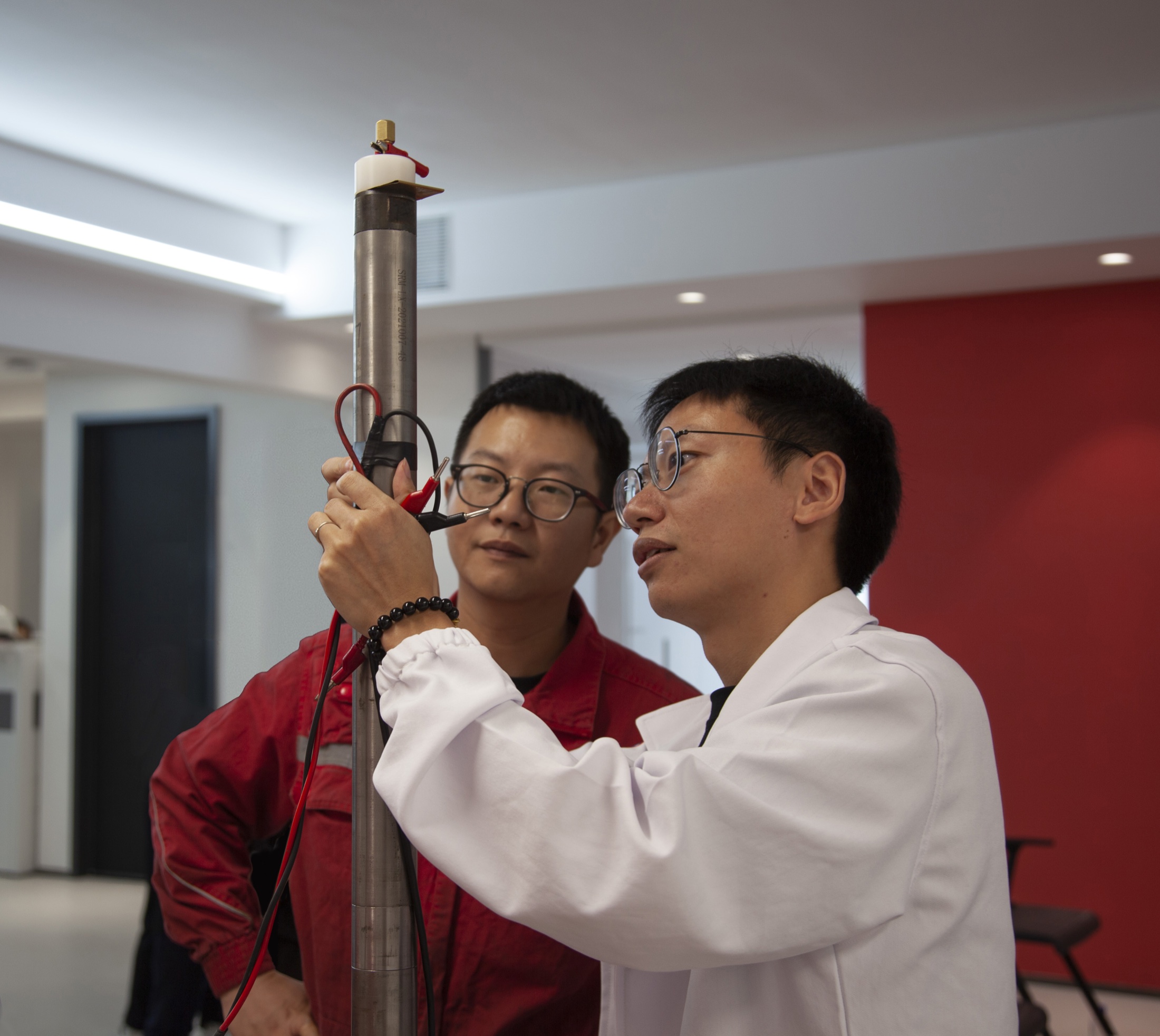 客户团队进行地面系统和软件界面学习。