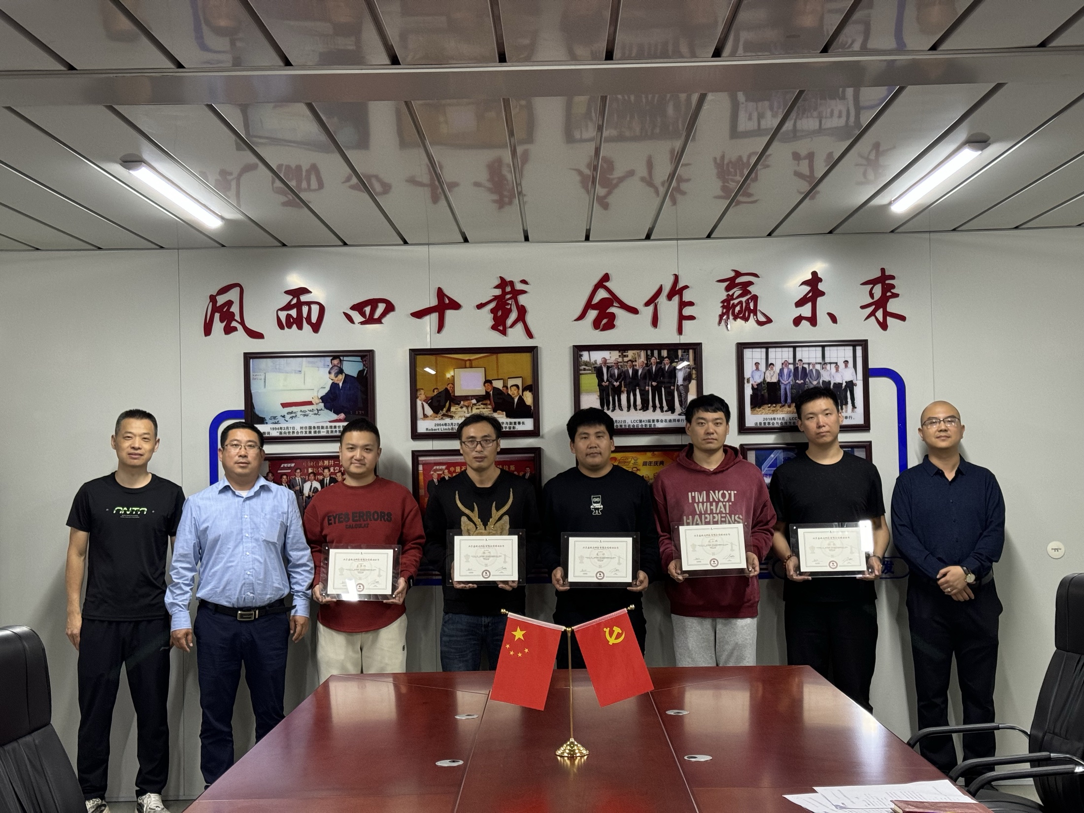 客户团队进行地面系统和软件界面学习。