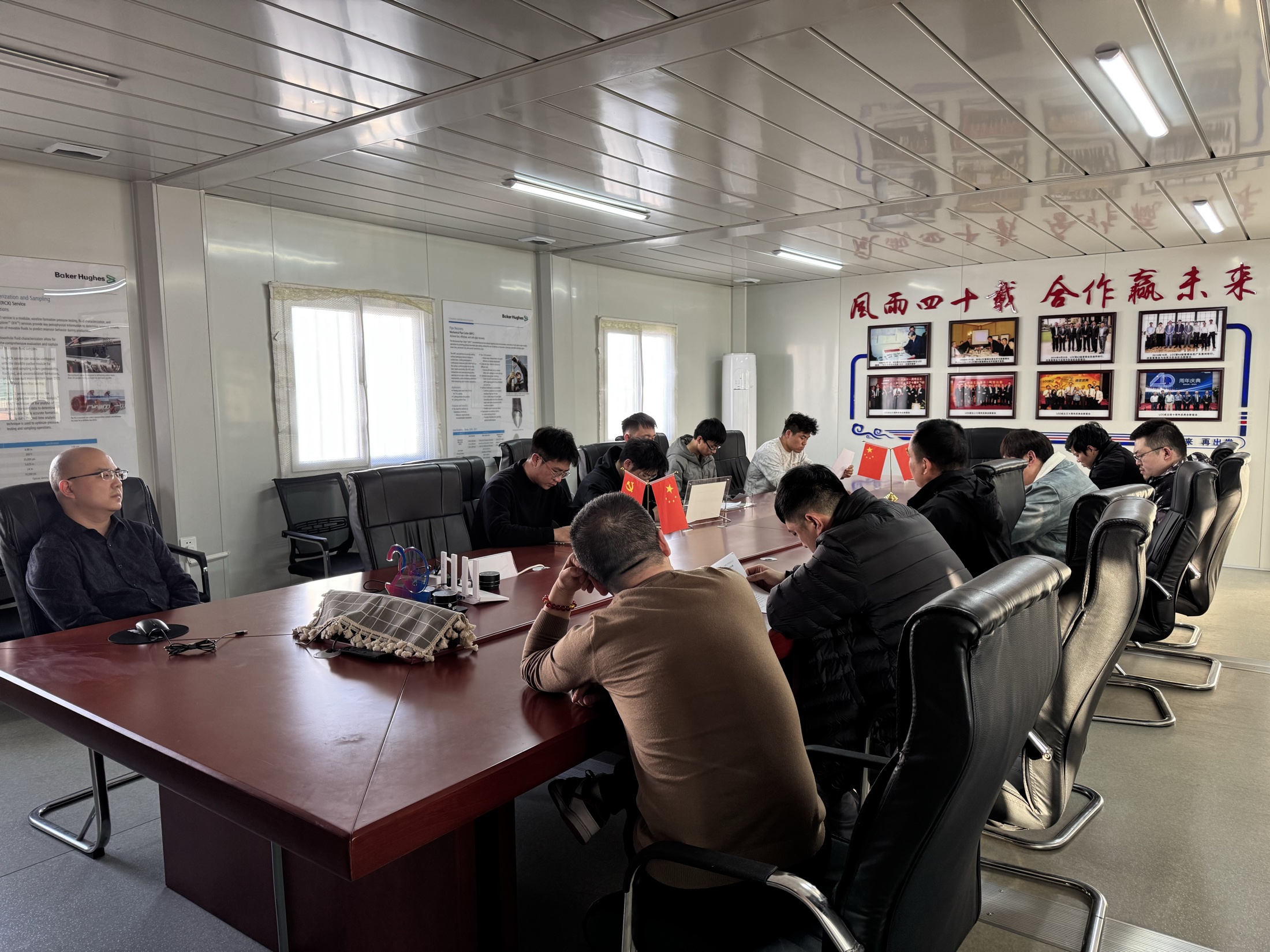 客户团队进行地面系统和软件界面学习。