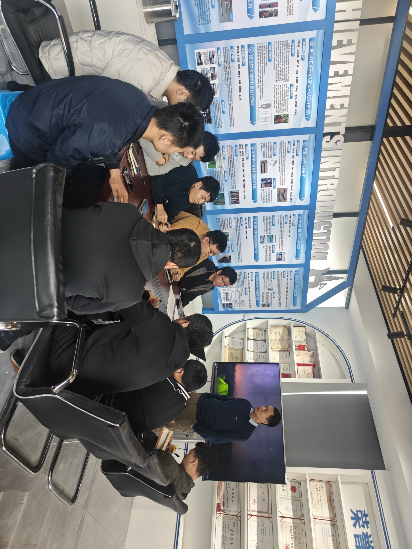 客户团队进行地面系统和软件界面学习。