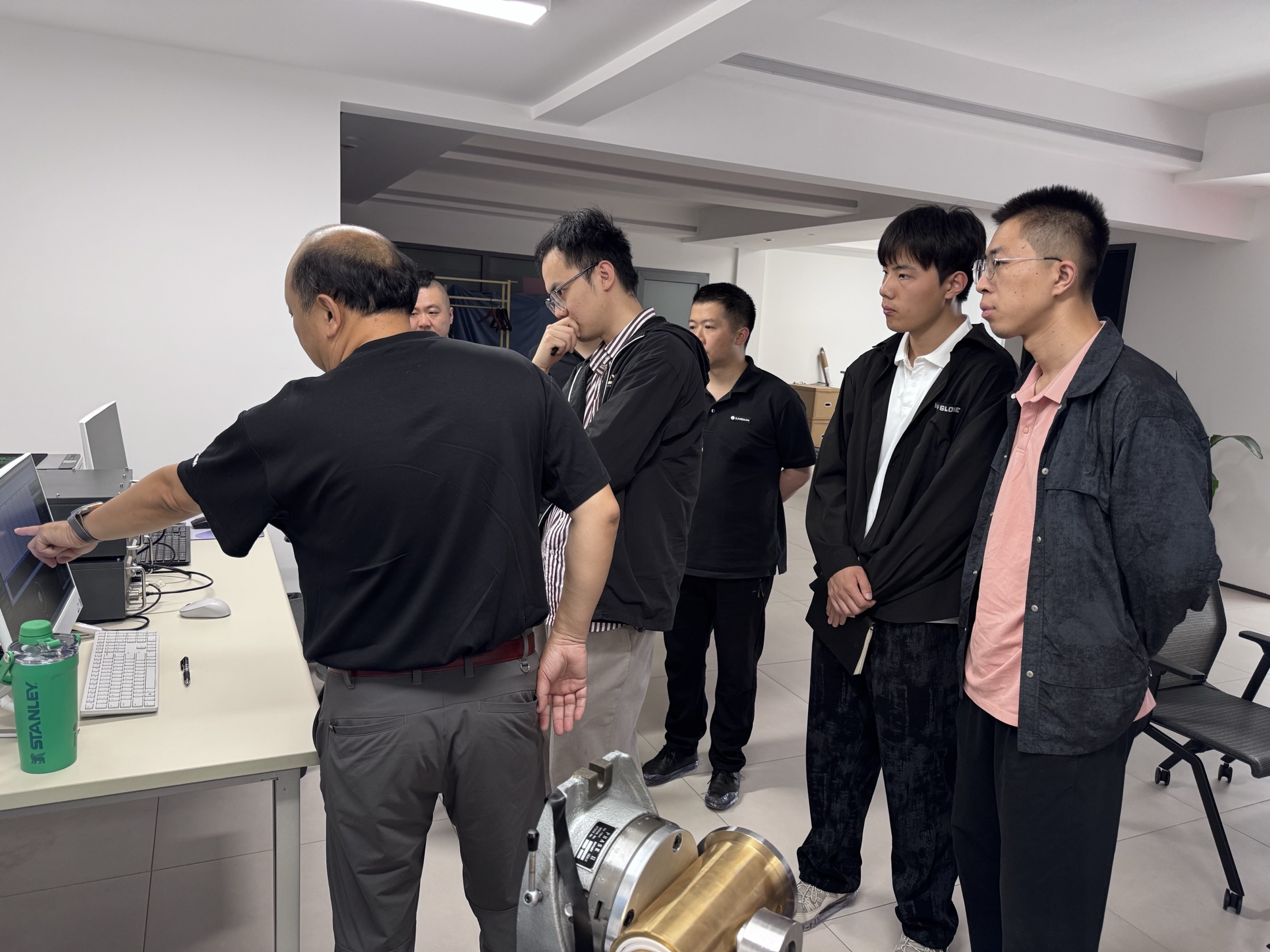 技术交流现场围绕设备能力和应用场景展开。