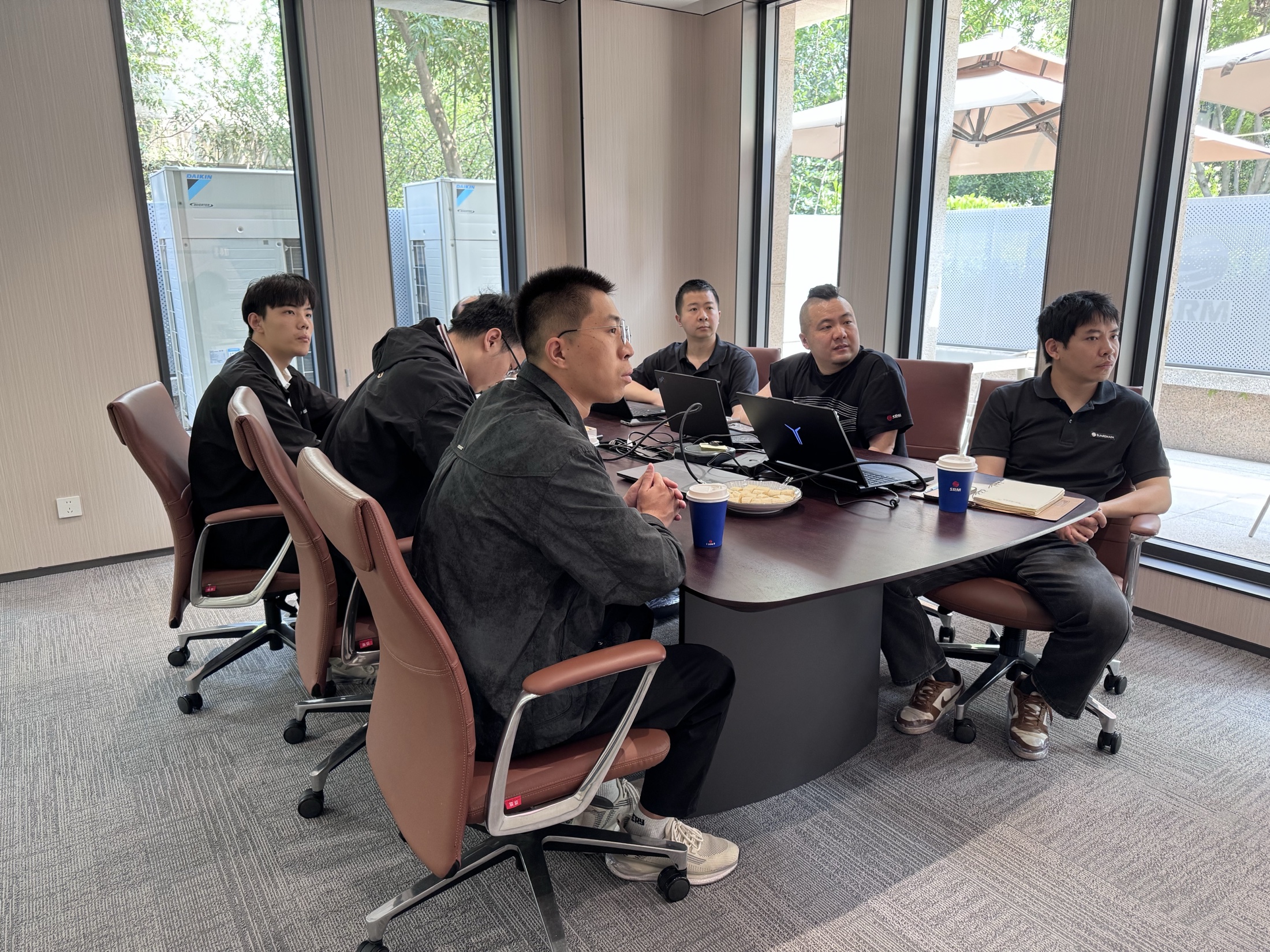 设备展示与方案说明同步推进。