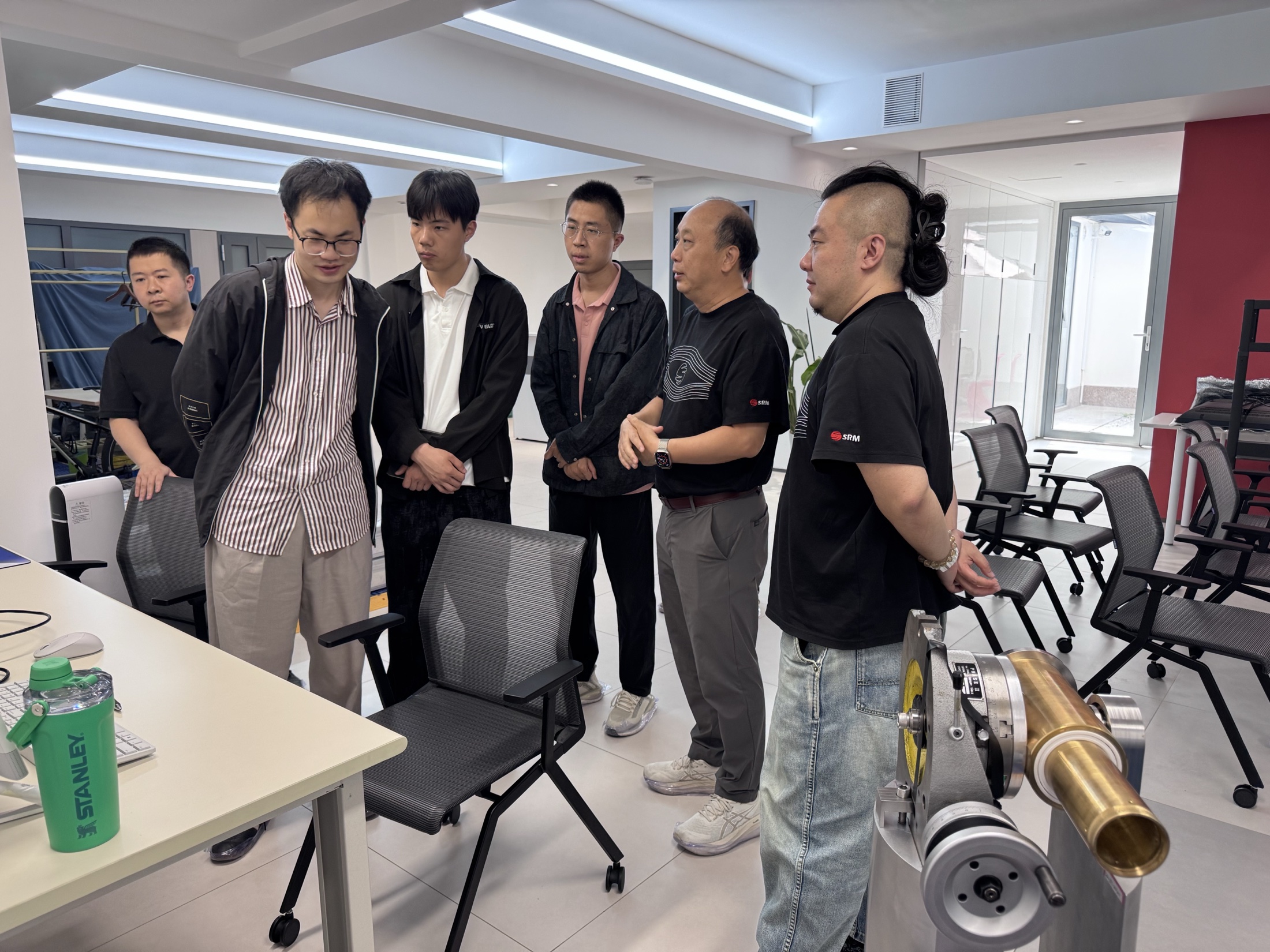 技术交流现场围绕设备能力和应用场景展开。