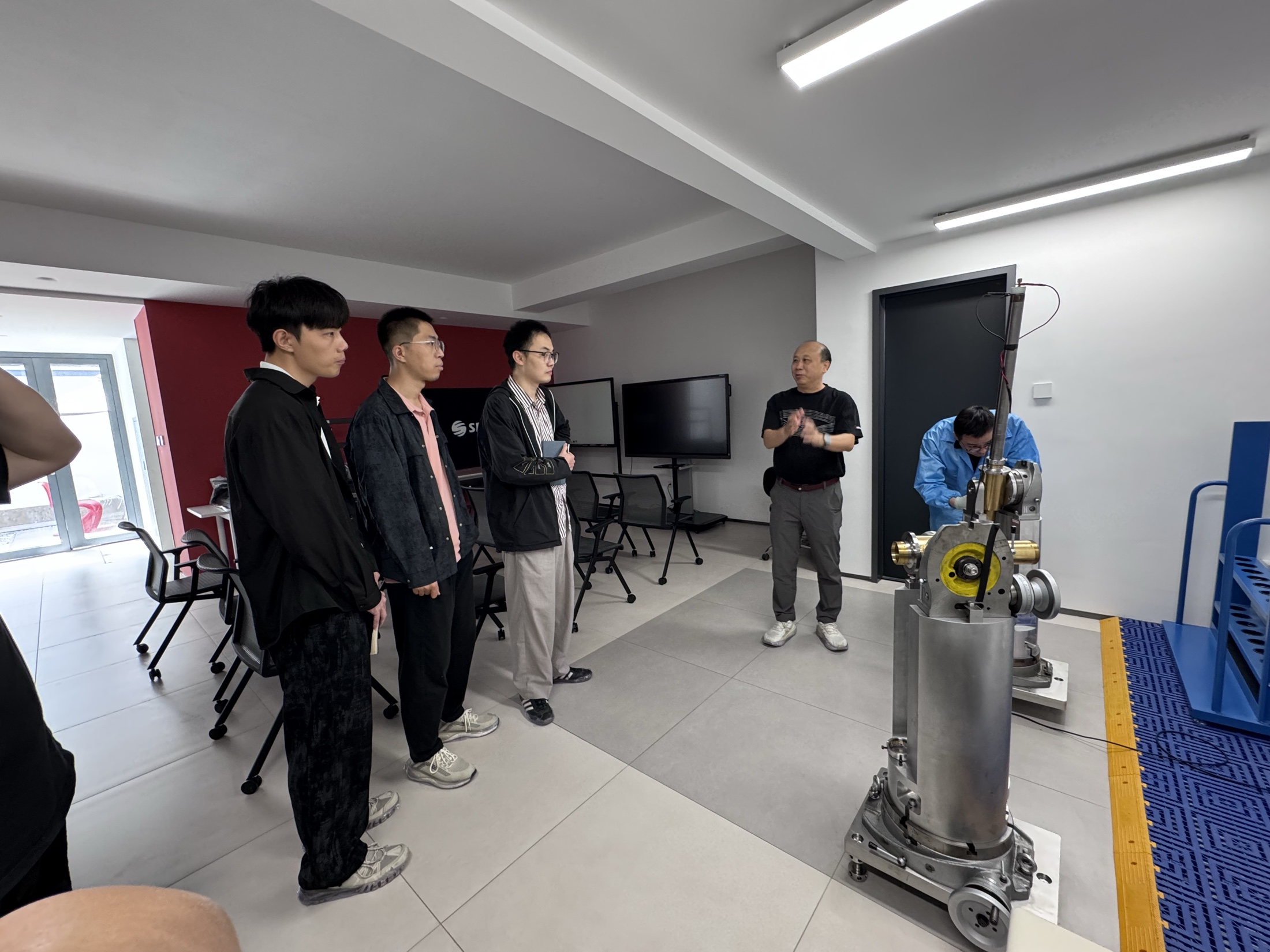 双方结合资料和现场环境进行沟通。