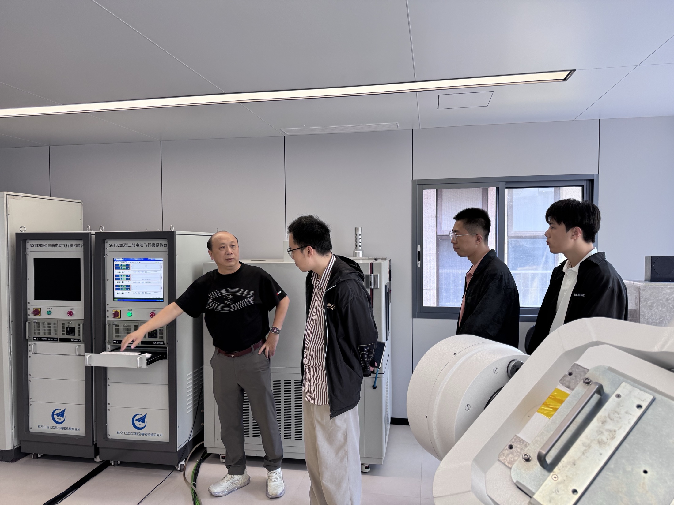 设备展示与方案说明同步推进。