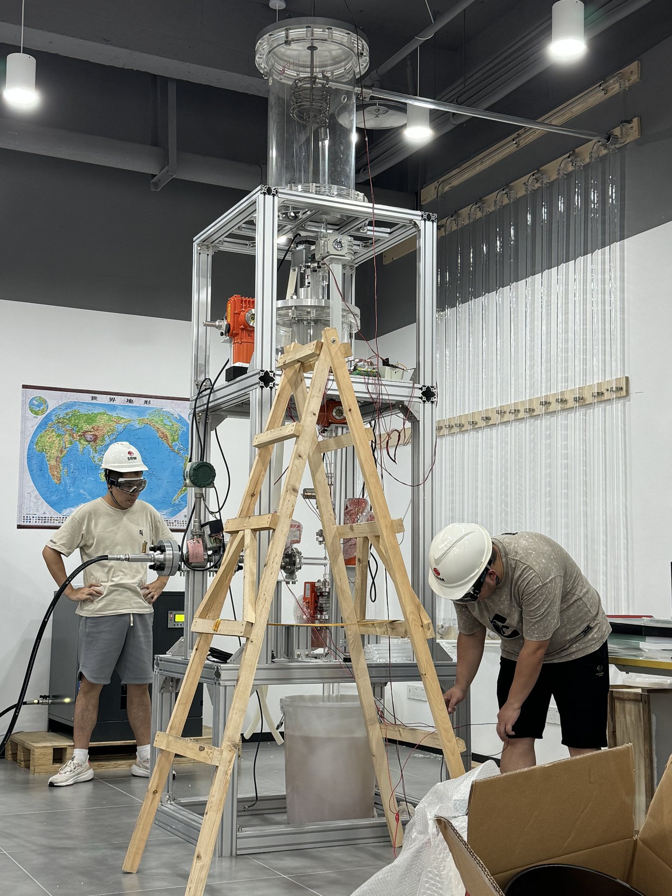 整体实验装置运转中图片。